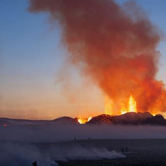 reykjanes eruption 2023 sunset lava and smoke ©Yiqun Zheng