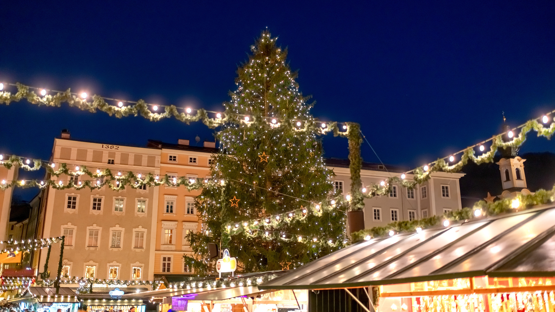 Evening at the Salzburg Christmas Market?400x200;crop