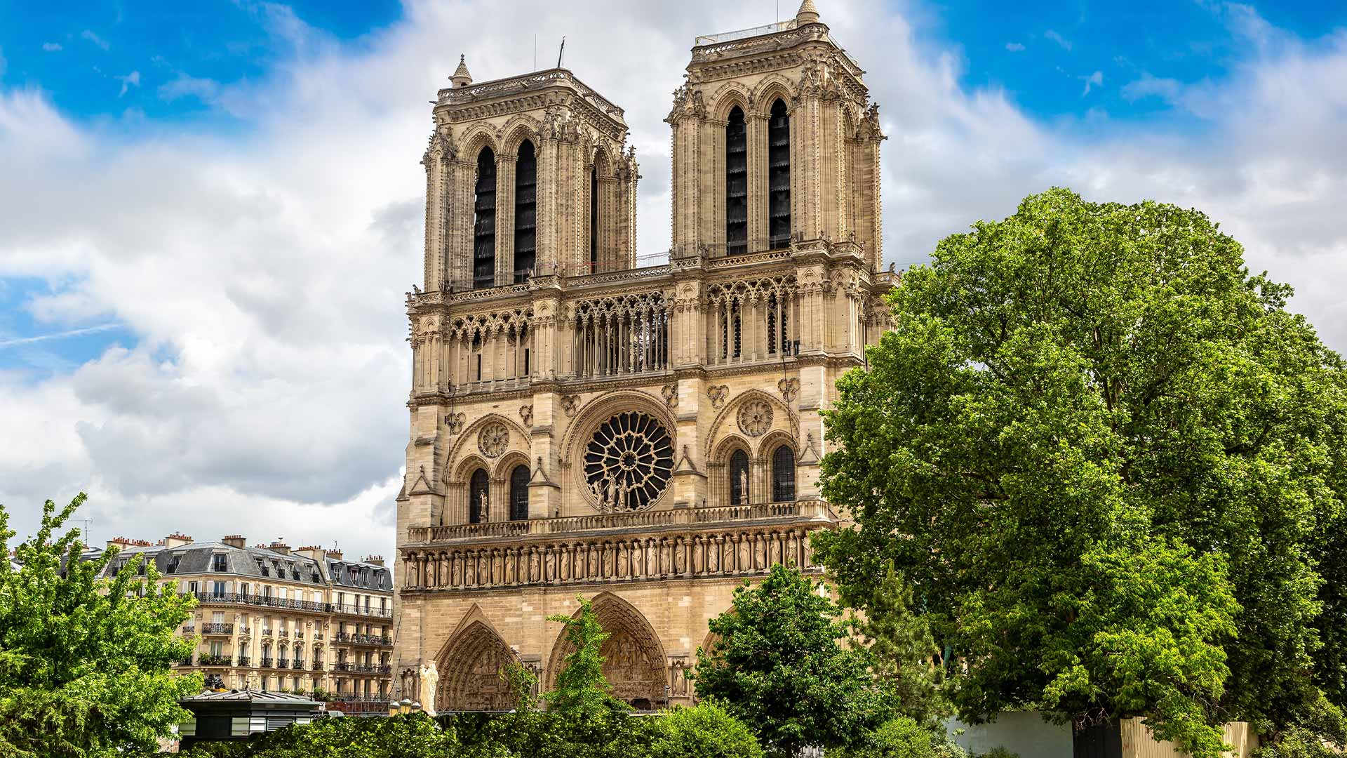 Front view of Notre Dame de Paris