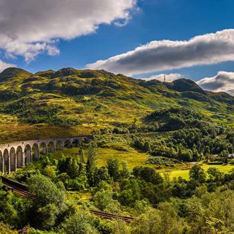 glenfinnan railway viaduct scottish highlinds
