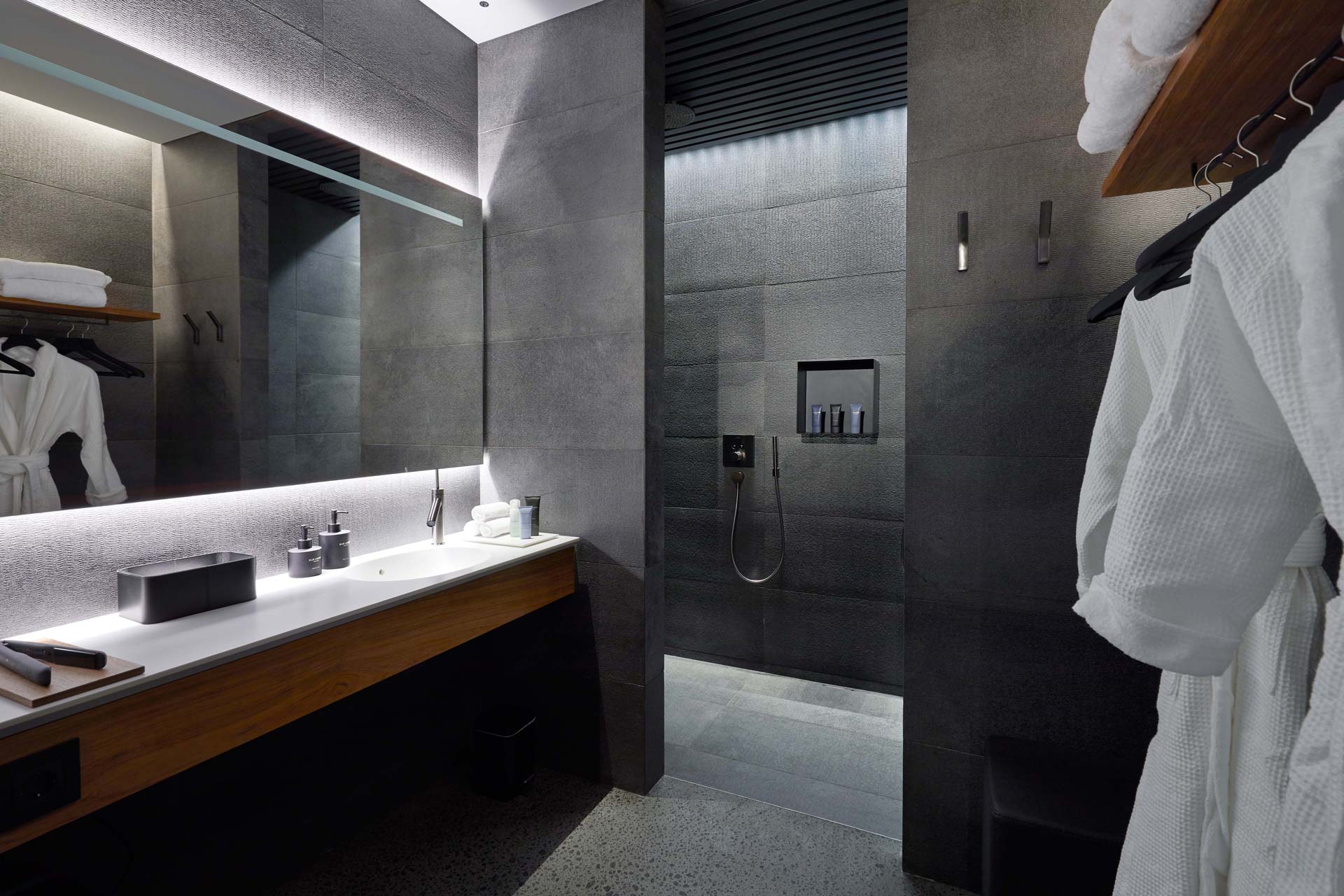 retreat spa blue lagoon dressing room iceland