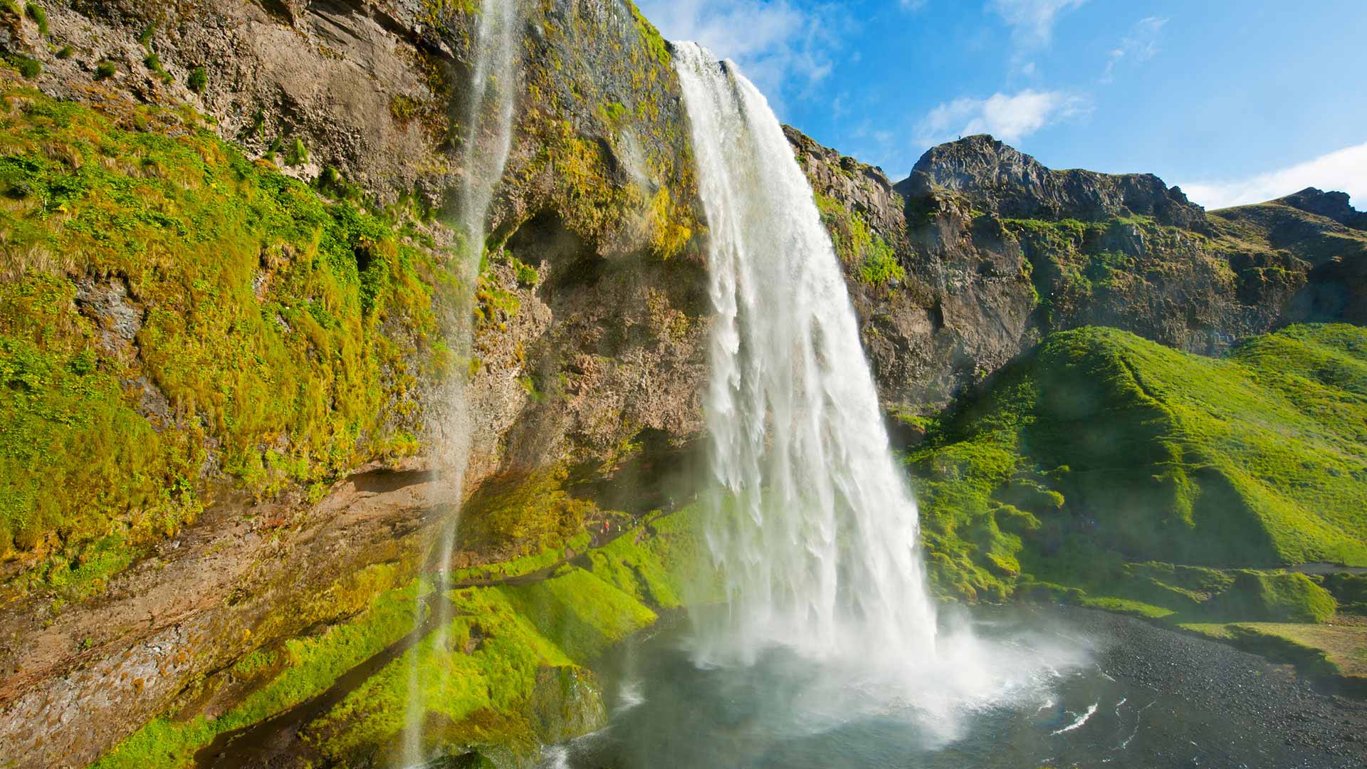 Seljalandsfoss waterfall in South Iceland?400x200;crop