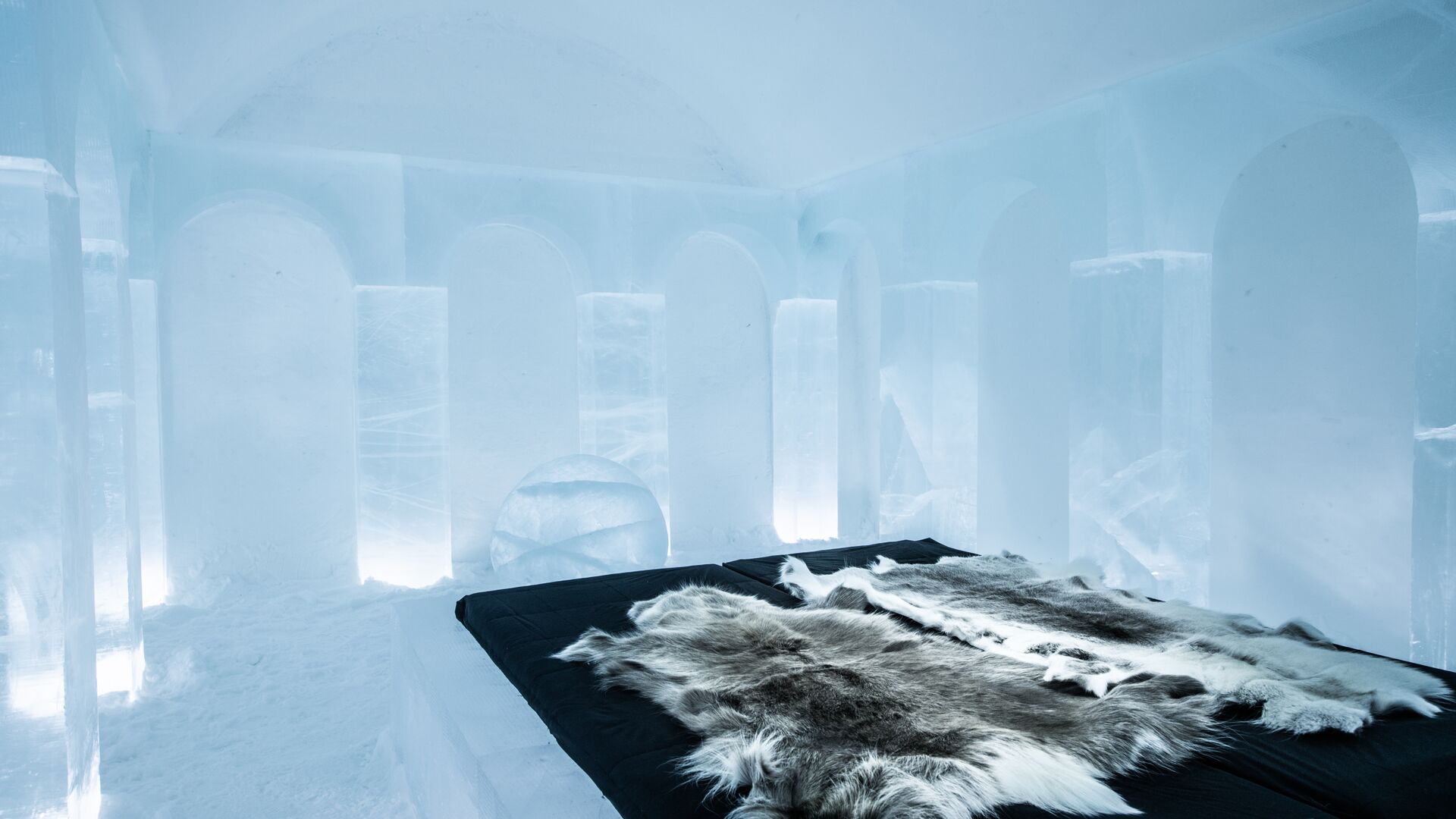 Art suite at the ICEHOTEL ©ICEHOTEL | Lukas Petko | Asaf Kliger