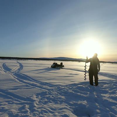 Ice fishing in Kiruna ©Kiruna Guidetur