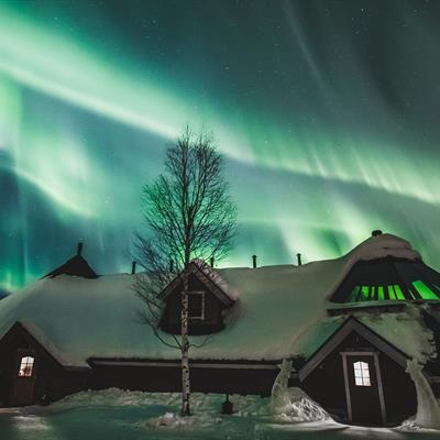 Northern Lights outside the Kota Restaurant ©Arctic SnowHotel & Glass Igloos
