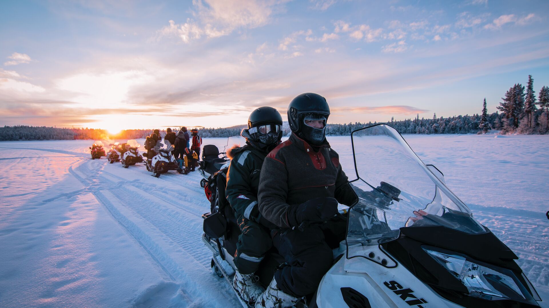 Snowmobiling at sunset ©Kiruna Guidetur