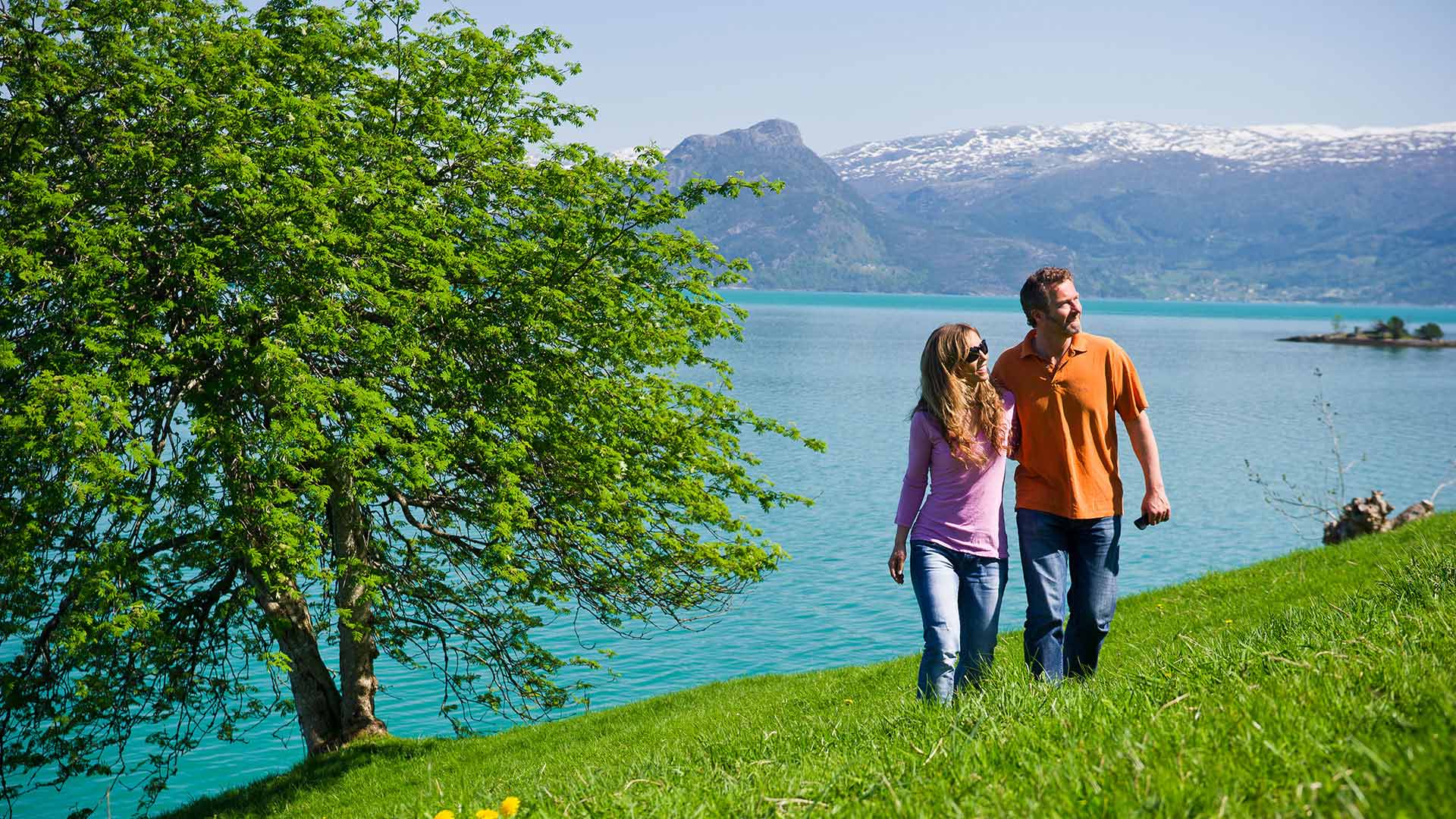 Romantic walk in Norway - ©visitnorway.com / CH