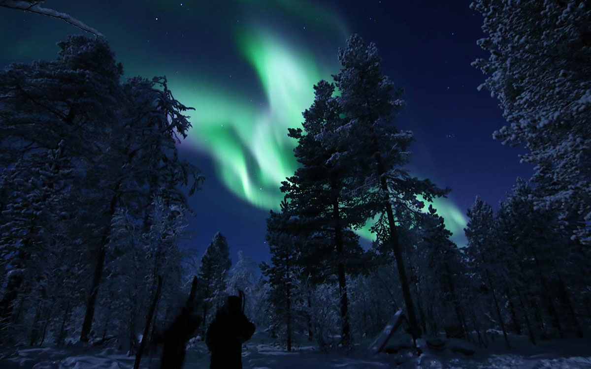 kiruna guide tour northern lights snowshoe