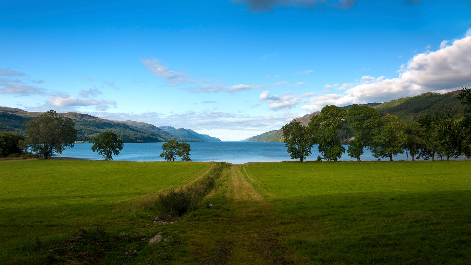 Landscape and surroundings of Loch Ness