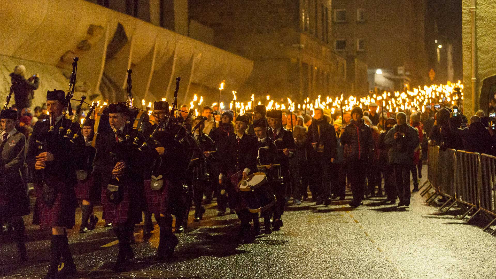 Edinburgh's Hogmanay torchlight procession ©Kenny Lam - VisitScotland