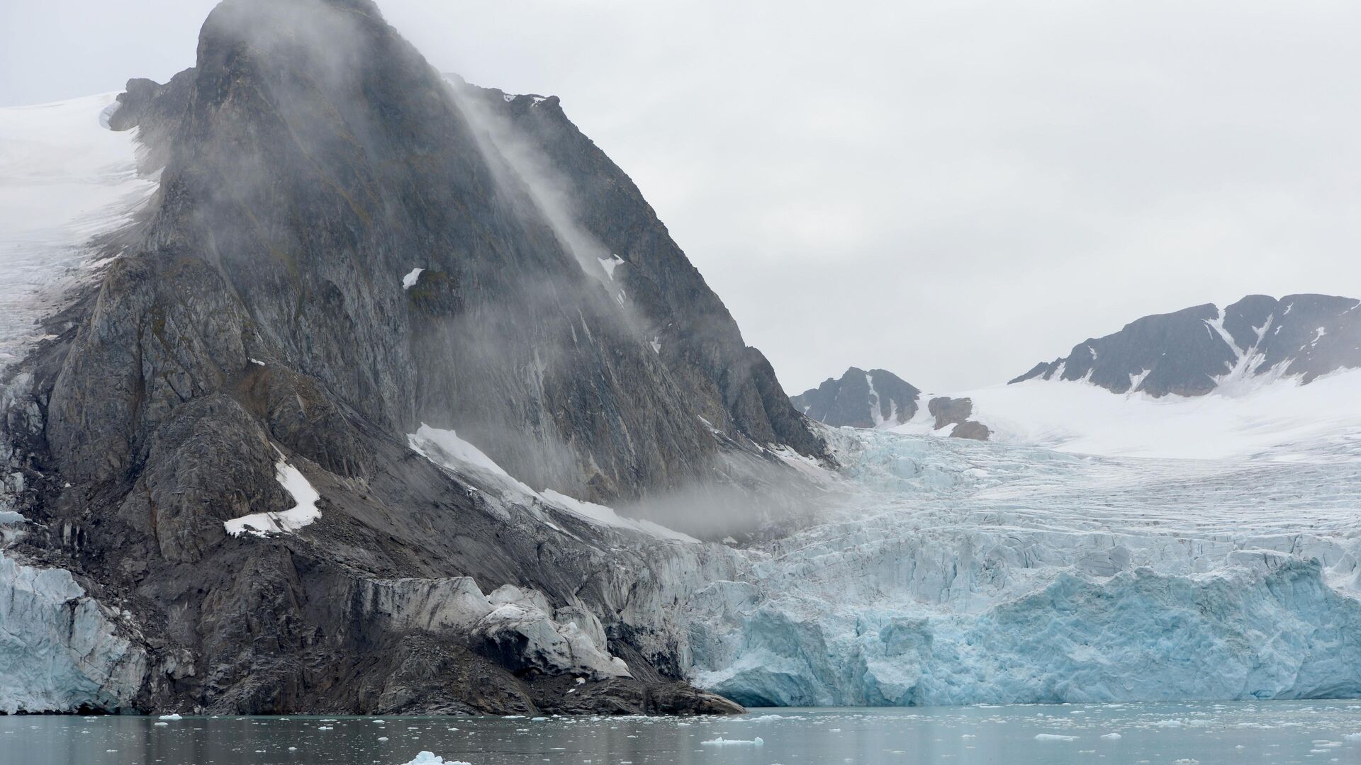 Svalbard landscape ©Basecamp Explorer