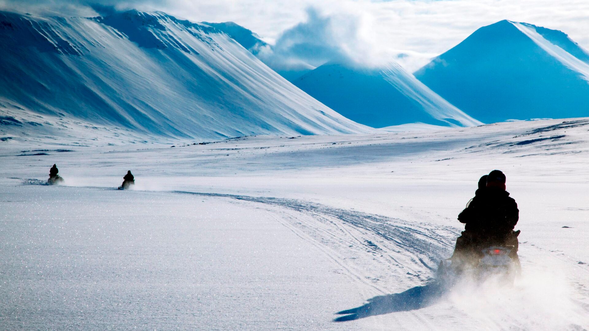 Snowmobiling in Svalbard ©Basecamp Explorer