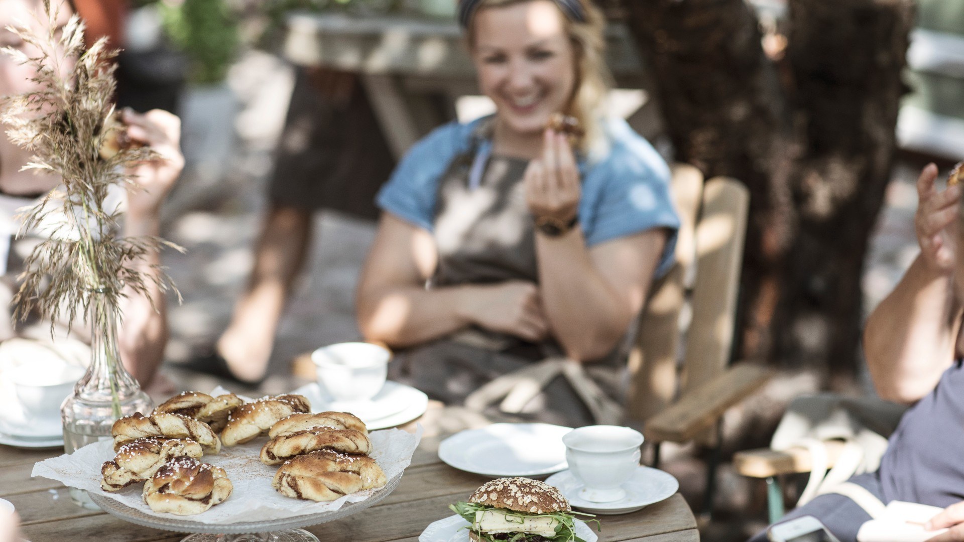 outdoor fika tina stafren imagebank.sweden.se