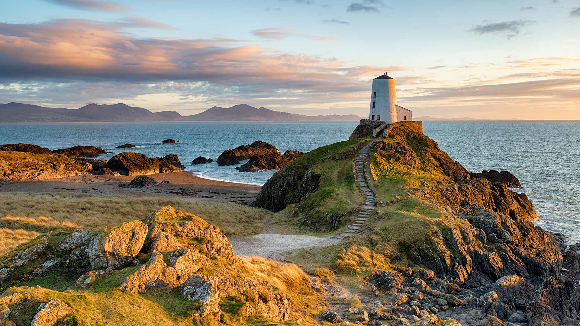 Twr Mawr Lighthouse on Llanddwyn Island, North Wales coast?400x200;crop