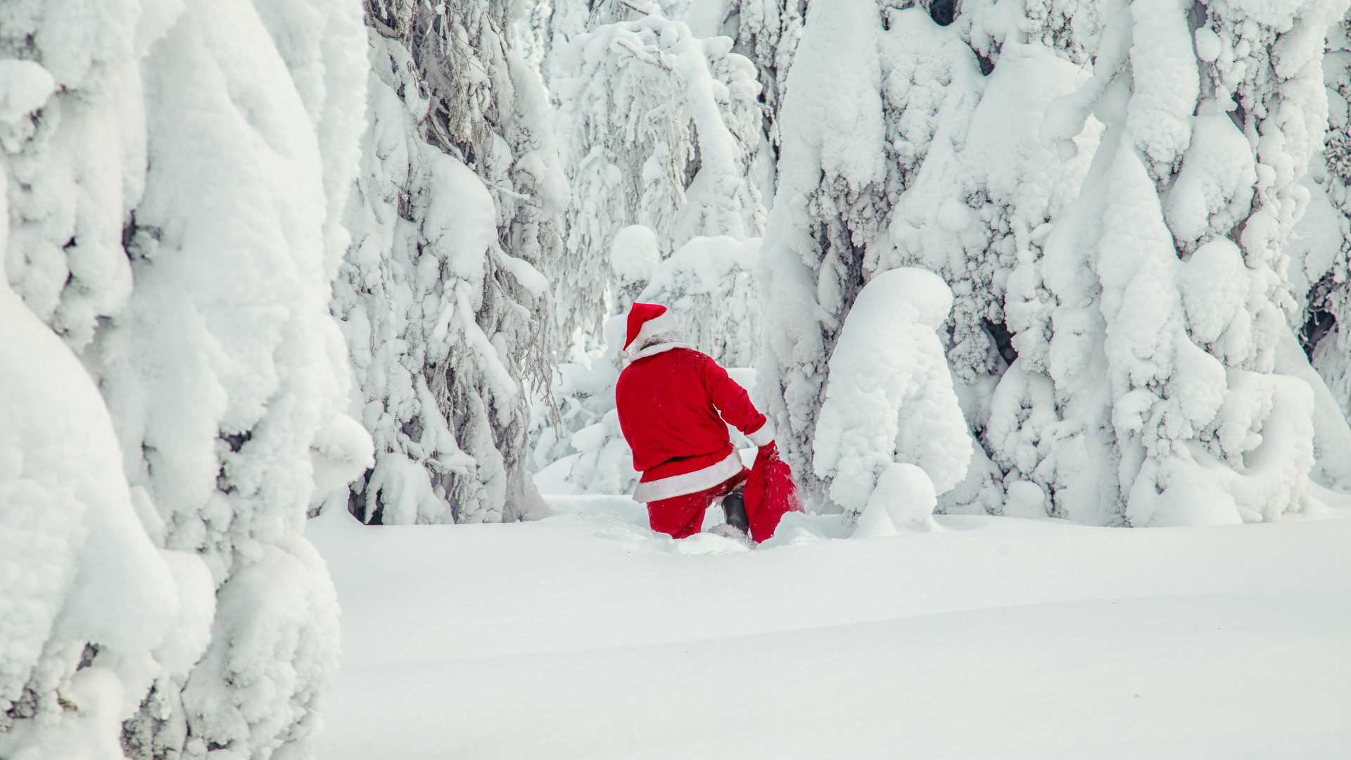 AdobeStock 229522011 NV Santa in the snow