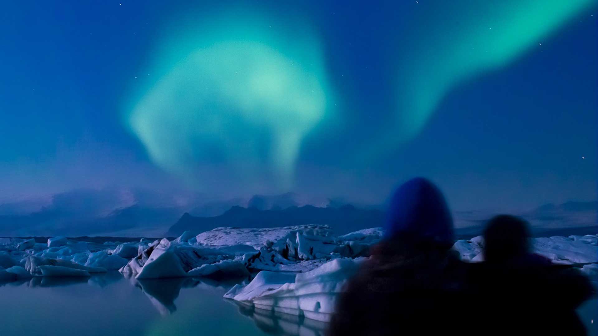 aurora over glacier lagoon pc nv