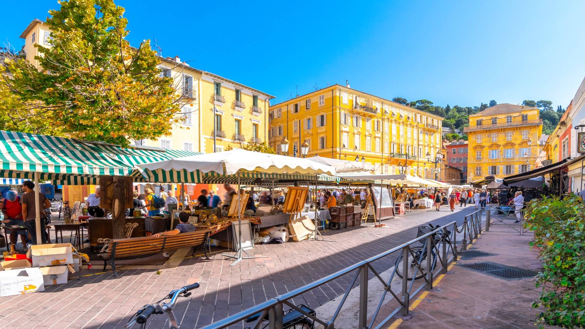 People browsing the Cours Saleya market in Nice 