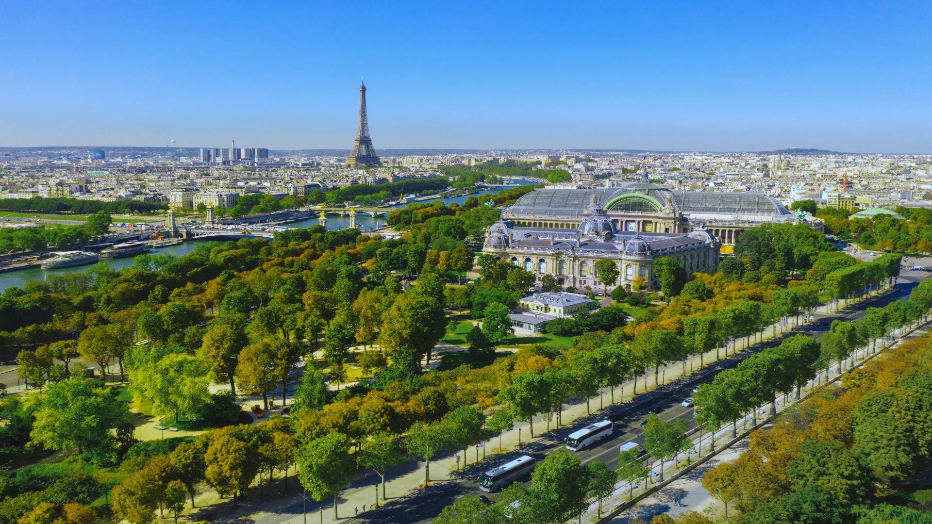 Panoramic view of Paris in summer?400x200;crop