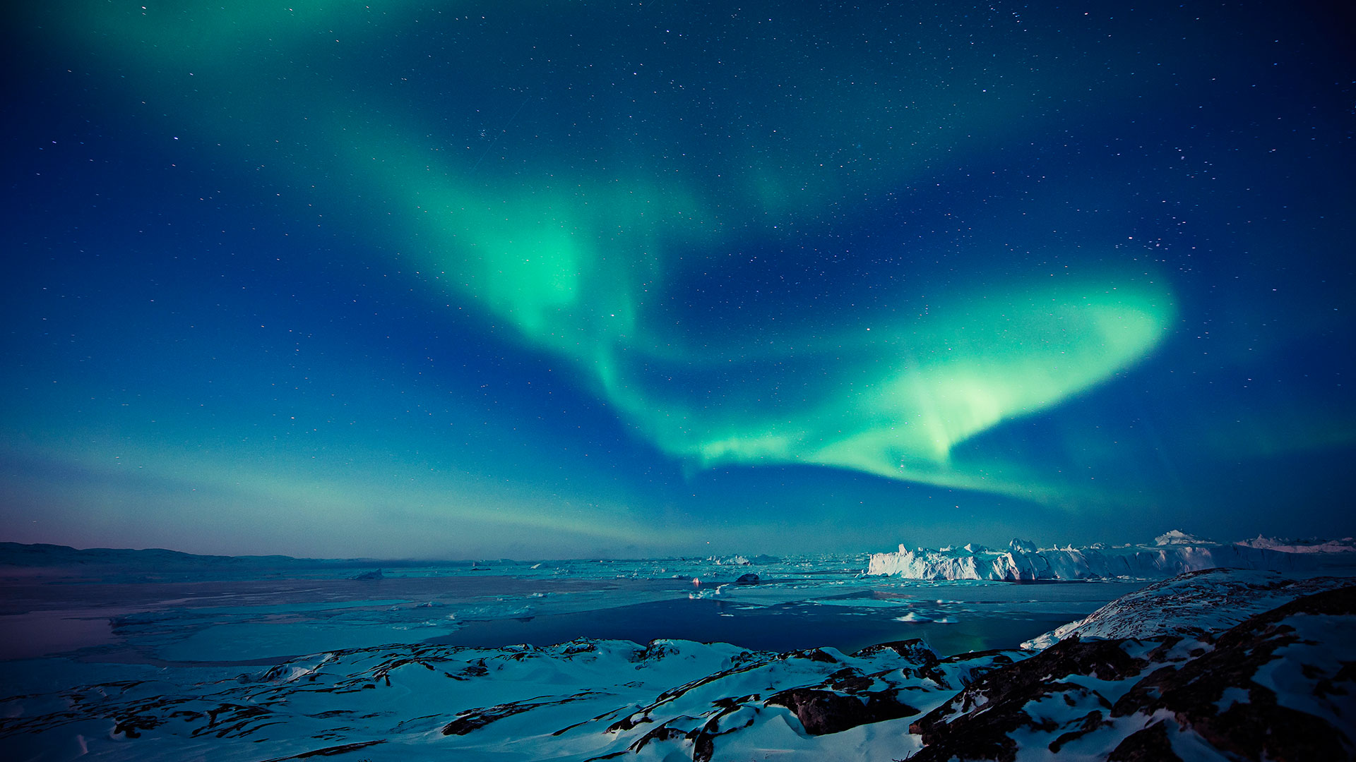 Northern lights above the Ilulissat icefjord in Greenland © André Schoenherr