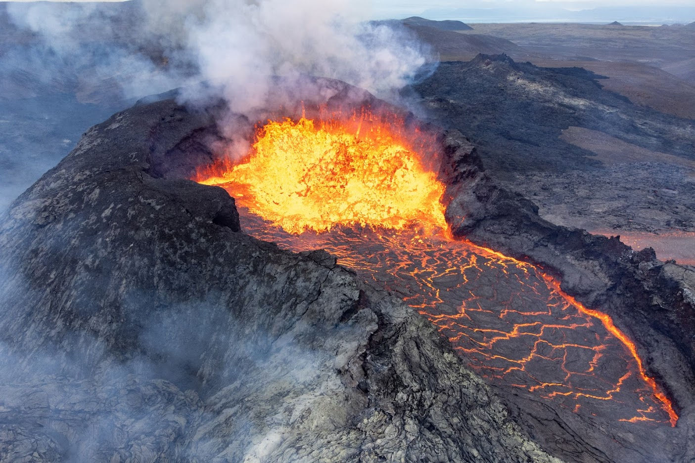 Molten lava spews out of Iceland’s Fagradalsfjall volcano © Rüdiger Sopp
