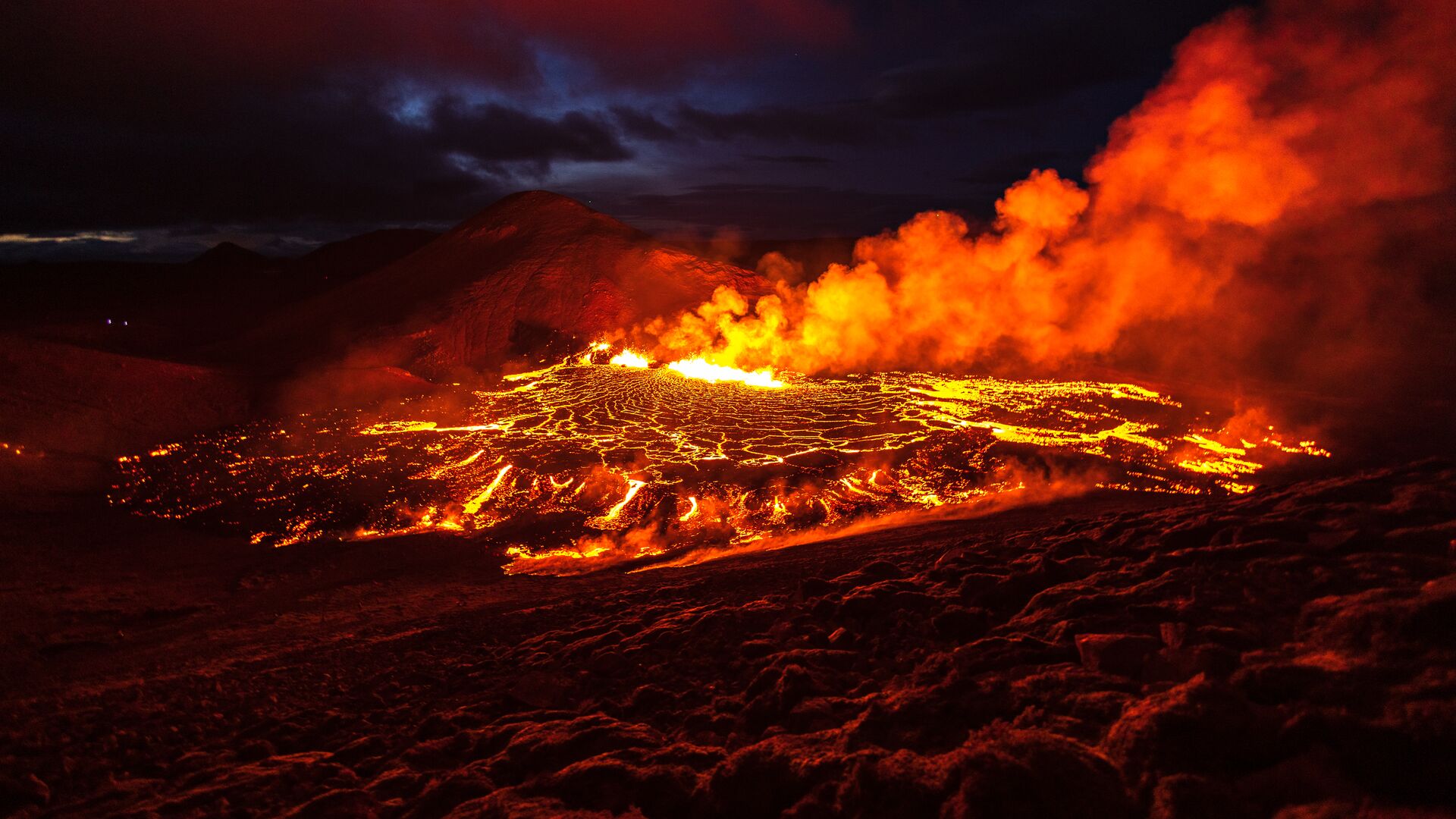 visit erupting volcano iceland