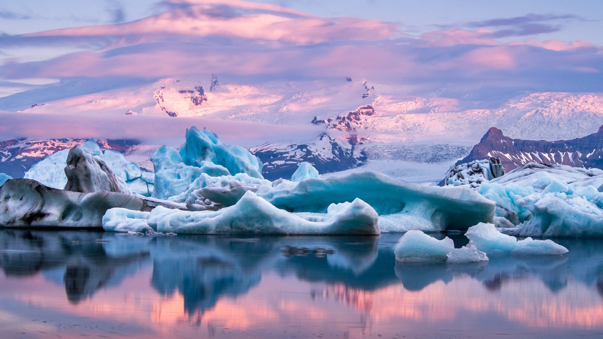 Jokulsarlon glacier lagoon with pink and purple skies