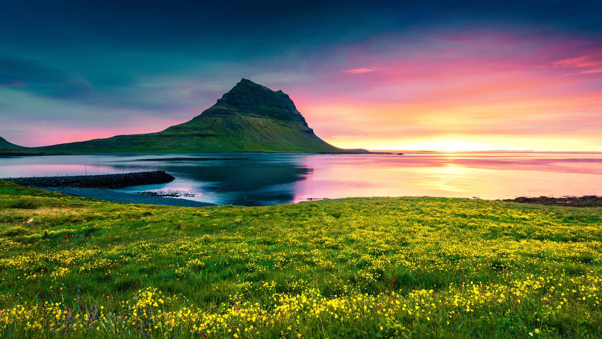 kirkjufell at sunset