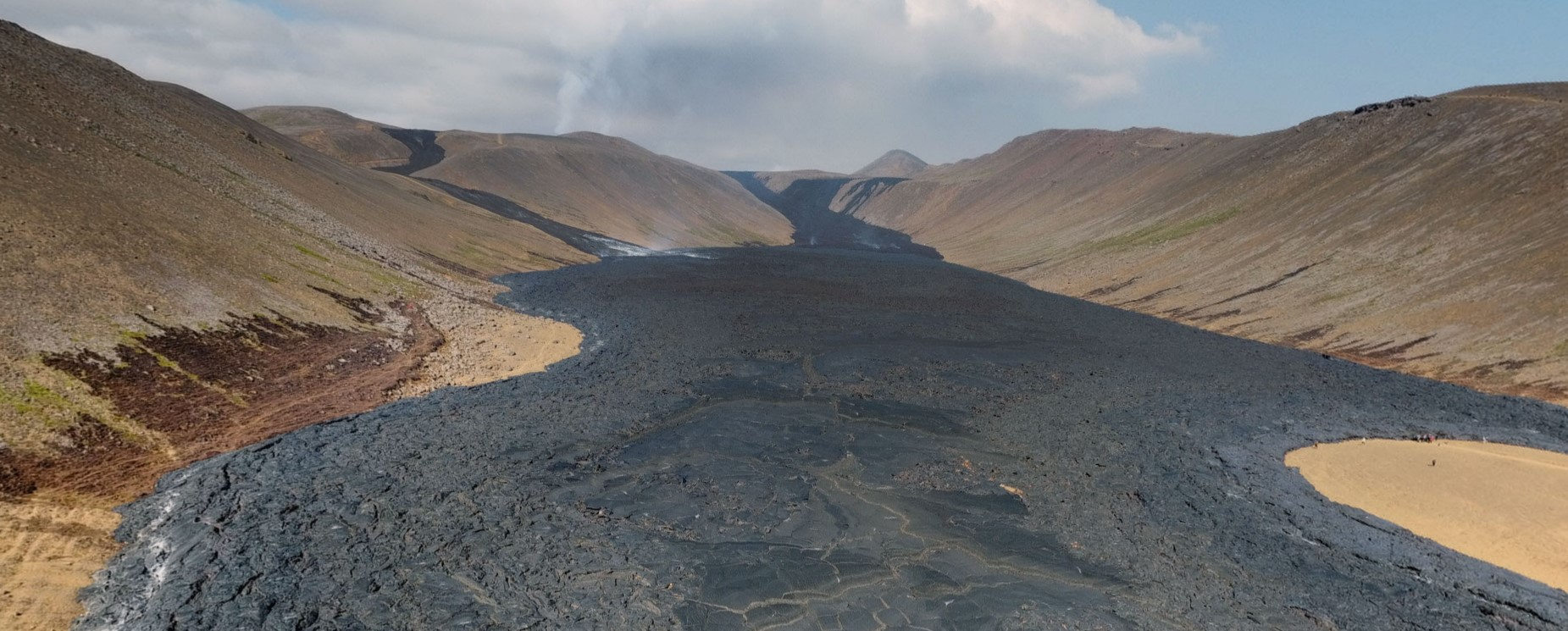 Newly solidified lava lines the Nátthagi valley © Rüdiger Sopp