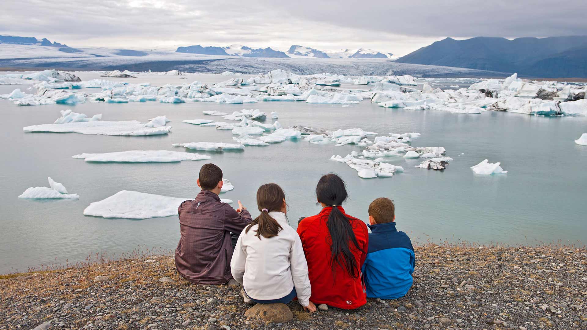 People enjoying the scenery of Jökulsárlón Glacier Lagoon