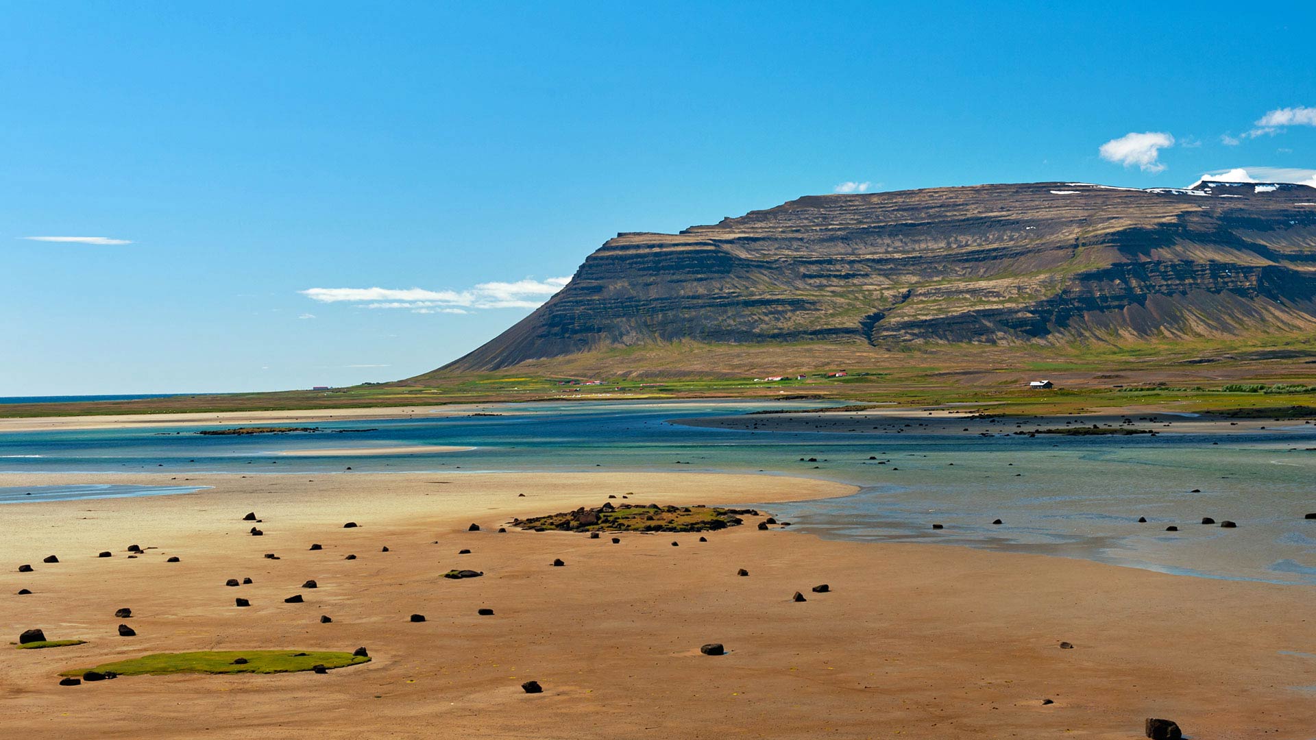 Raudisandur beach