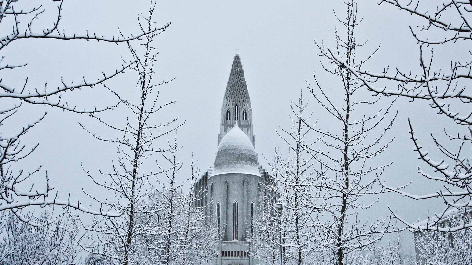 hallgrimskirkja church under the snow