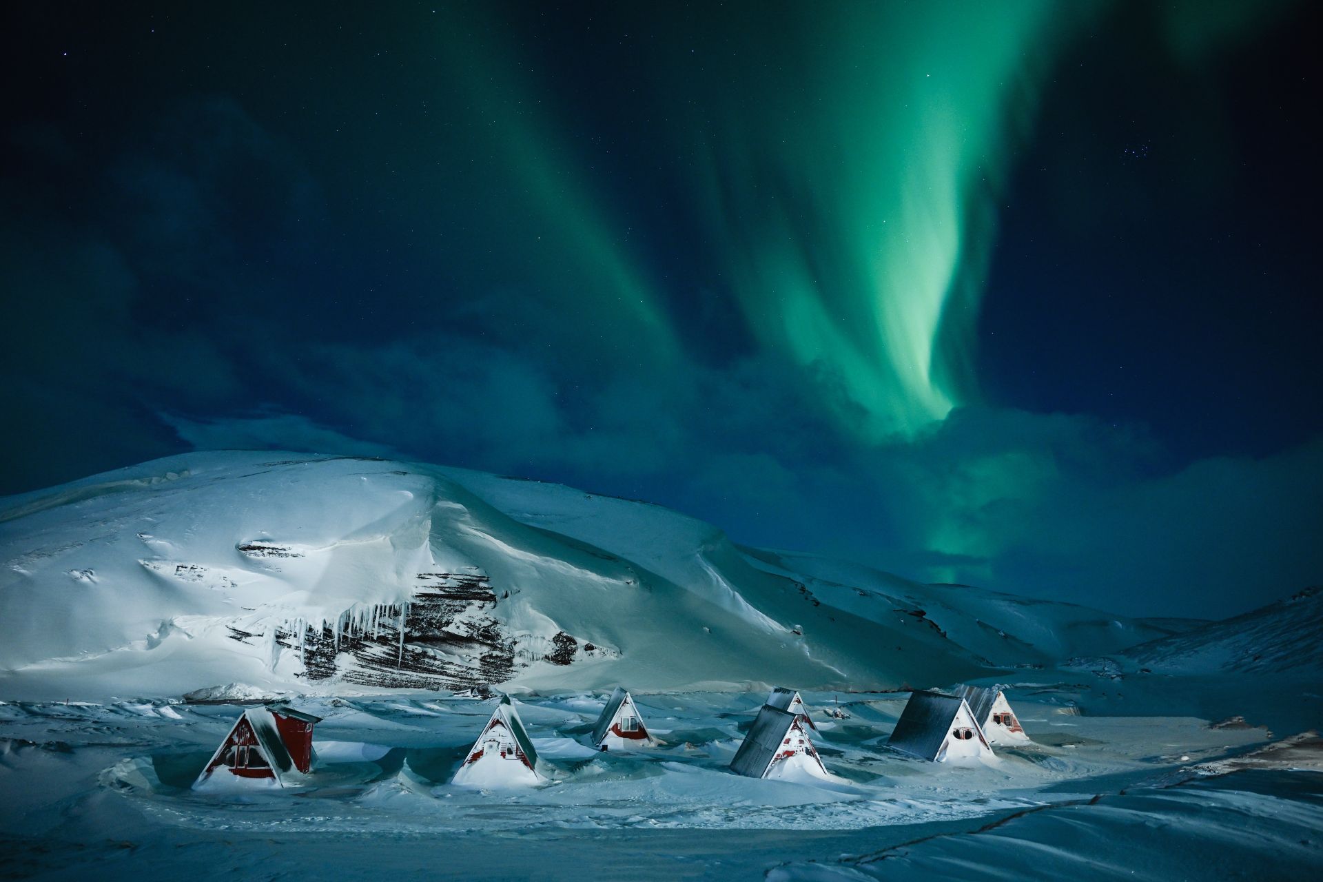 Keringarfjoll northern lights with snowy hills in the foreground ©Highland Base Kerlingarfjöll