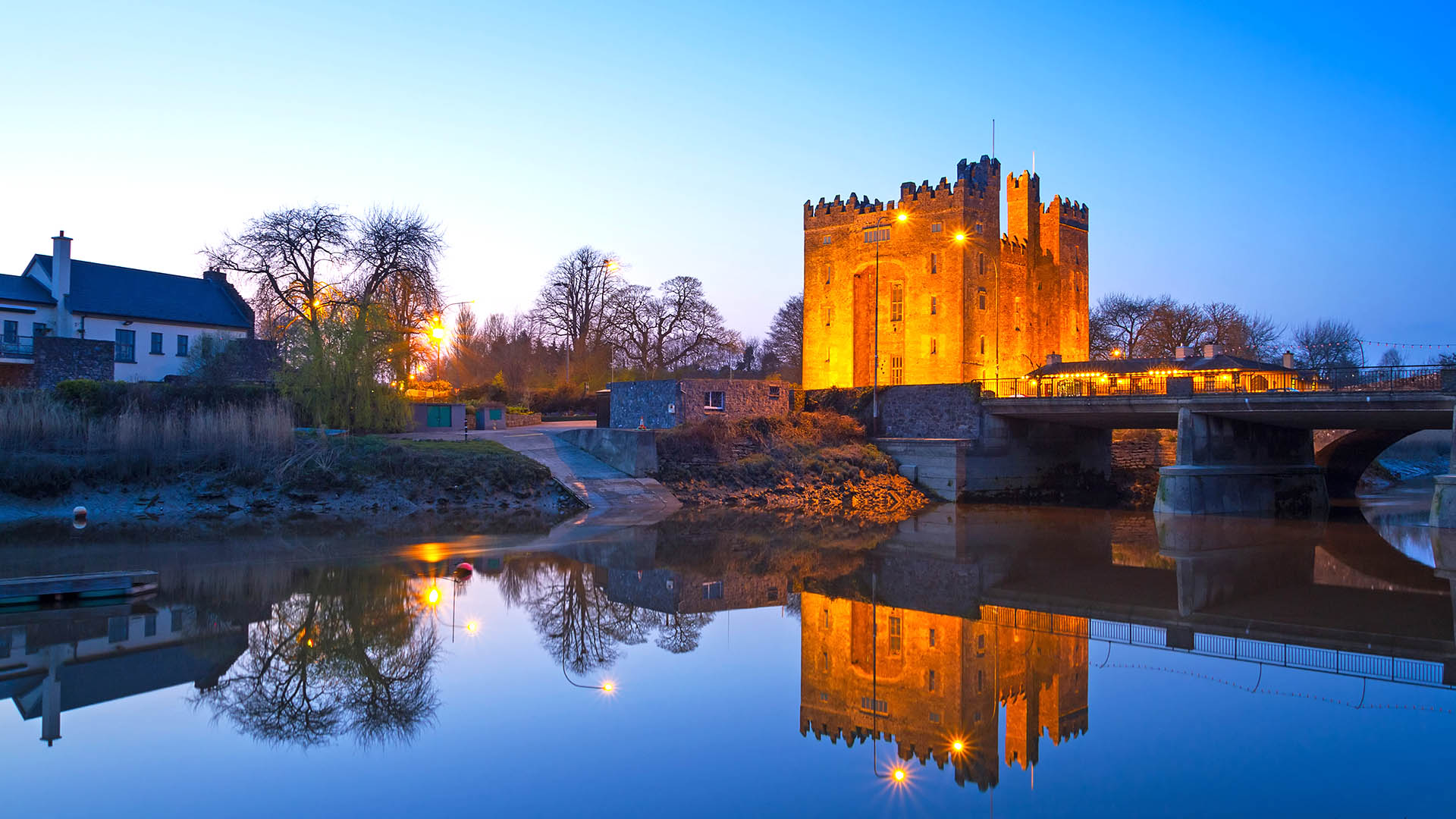 bunratty castle at night