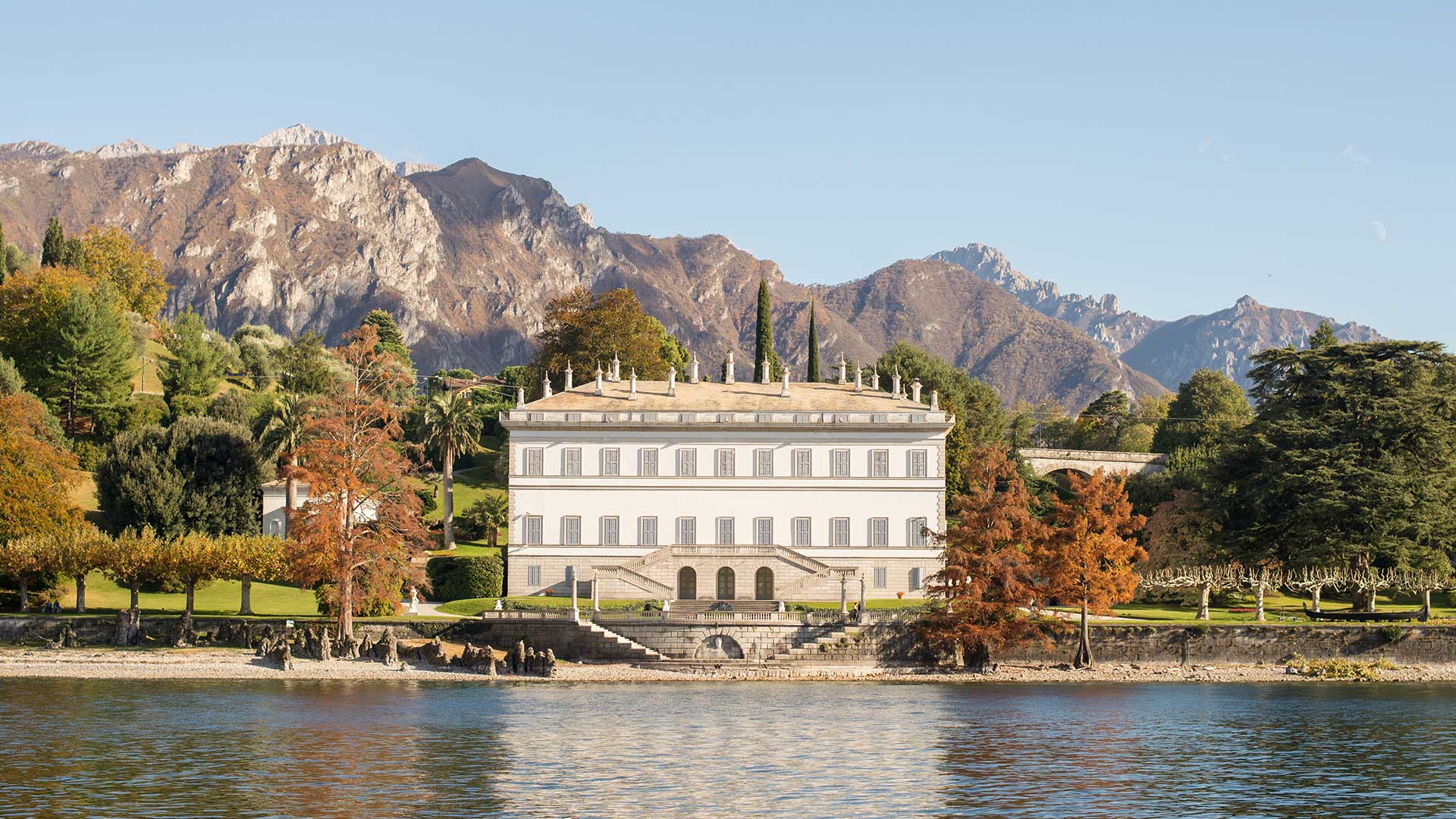Front view of Villa Melzi and its gardens