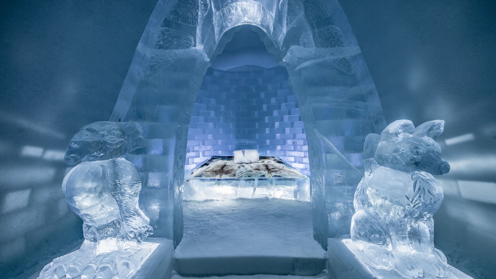 A room at Sweden’s ICEHOTEL © Asaf Kliger/ICEHOTEL