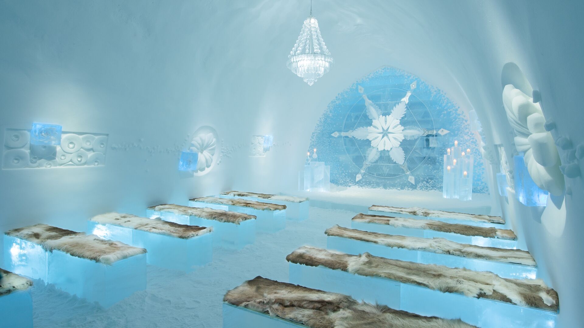 Flower Power Ice Ceremony Hall ©Asaf Kliger - ICEHOTEL