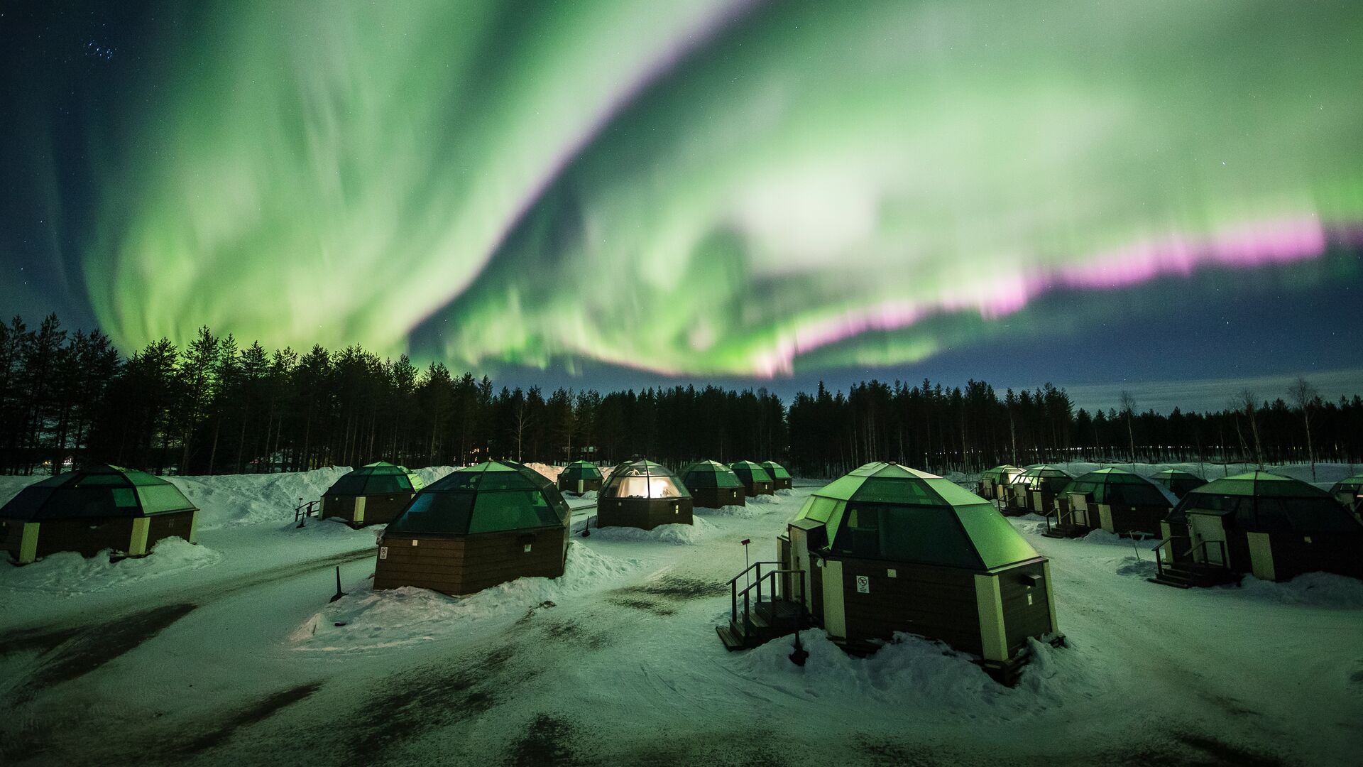 Northern lights above the Glass Igloos ©Arctic SnowHotel & Glass Igloos