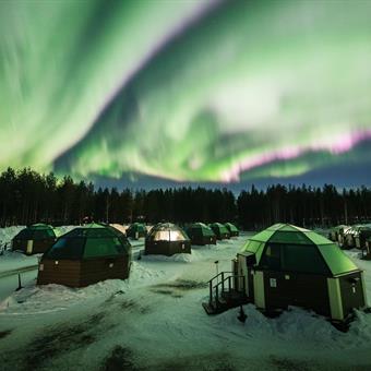 Northern lights above the Glass Igloos ©Arctic SnowHotel & Glass Igloos