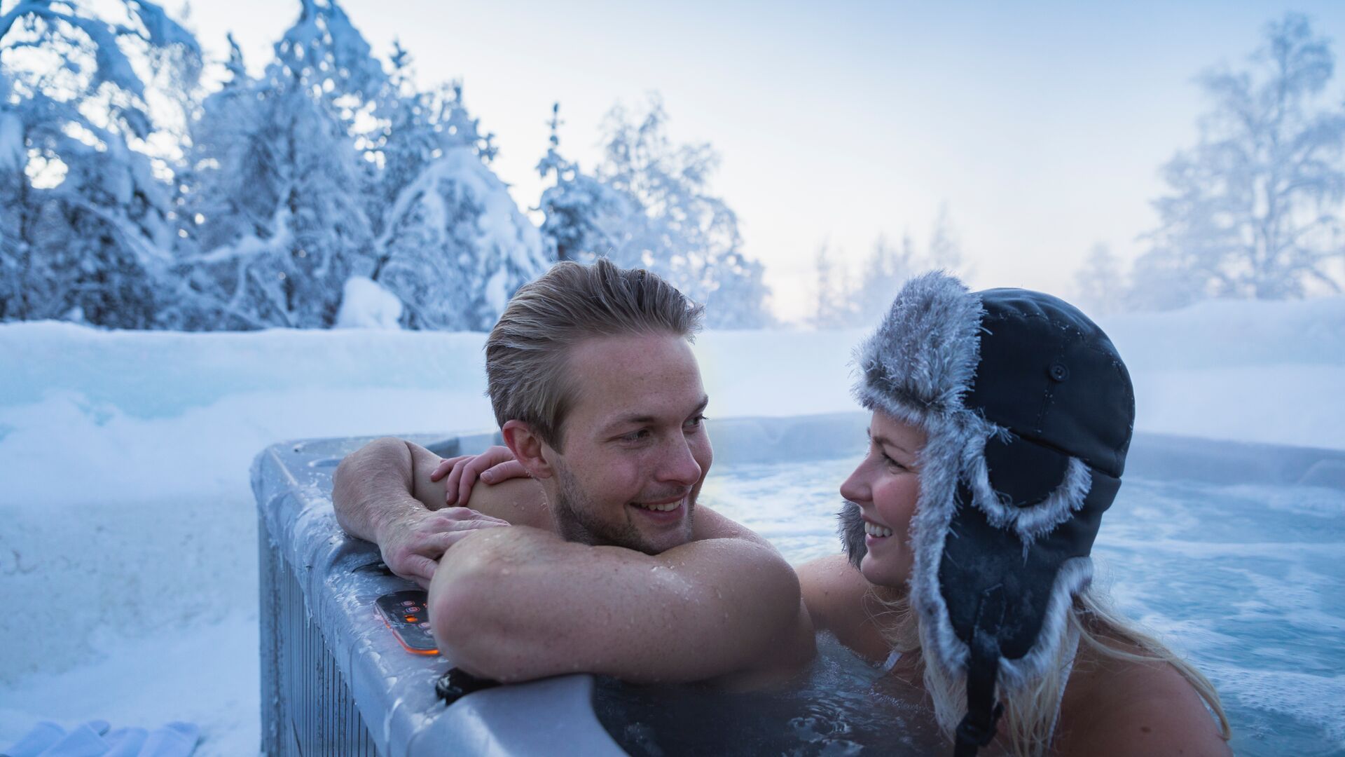 Jacuzzi couple ©arctic-snowhotel