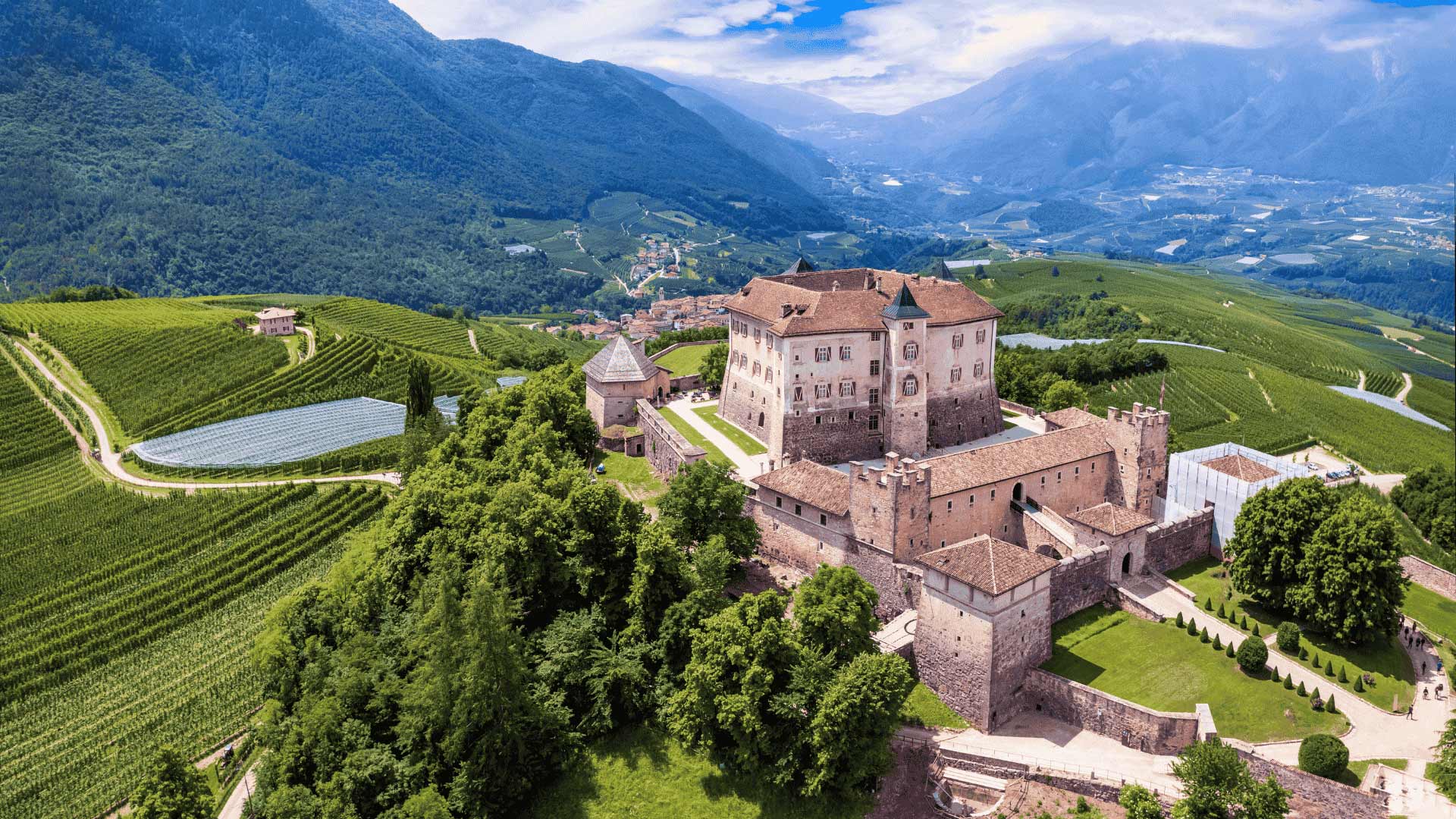 Castel Thun Gothic castle in Vigo di Ton Trento?400x200;crop