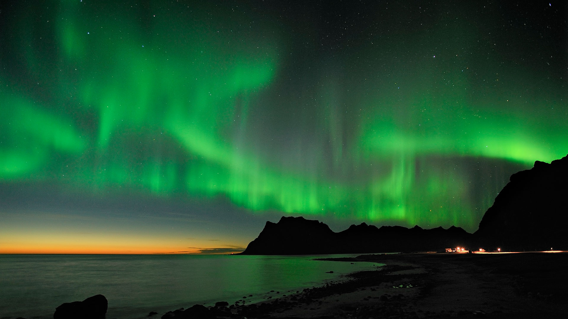 Northern lights over the Lofoten Islands in Norway - Photo: visitnorway.com/Bjorn Jorgensen