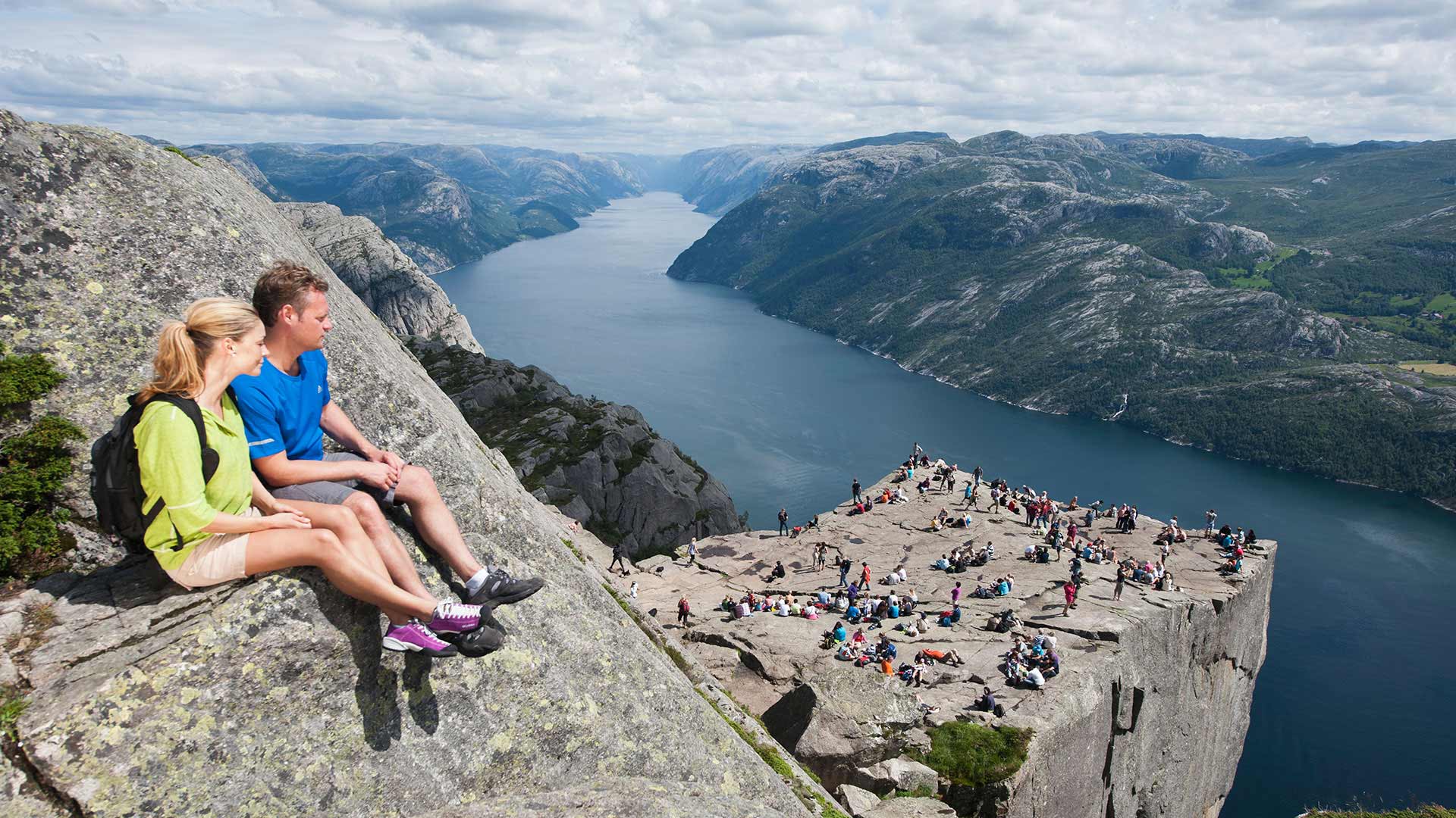 couple sitting with view over the plateau of pulpit rock