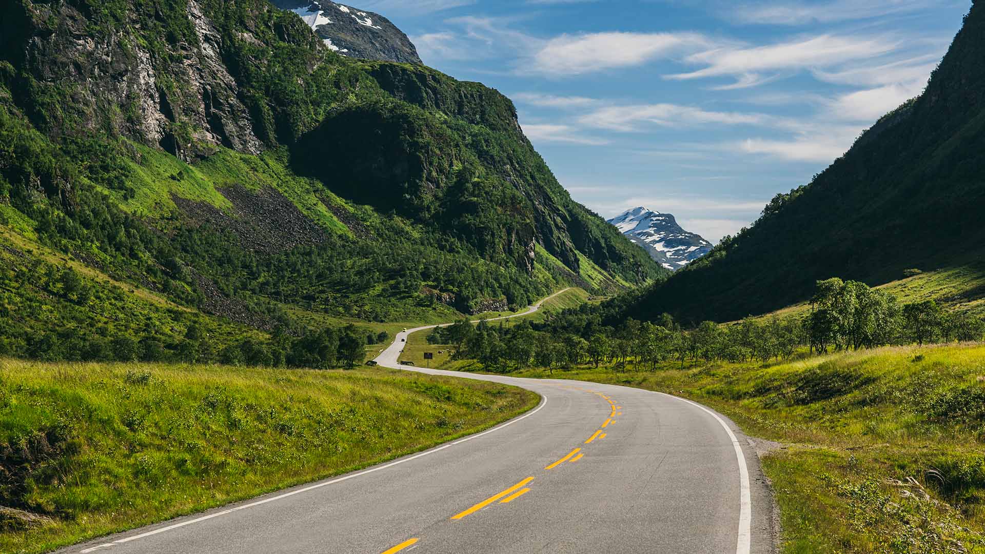 road among Norwegian mountains
