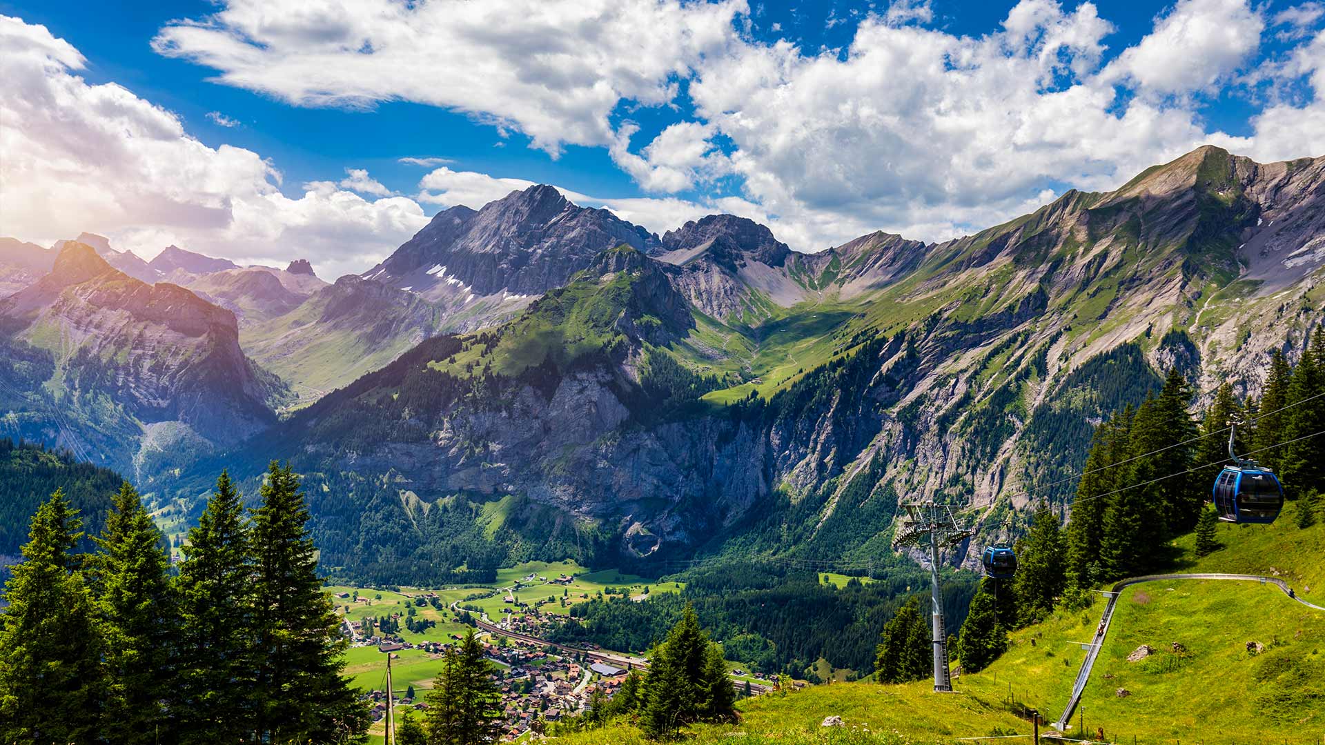 Panoramic view of idyllic mountain scenery in the Alps?400x200;crop