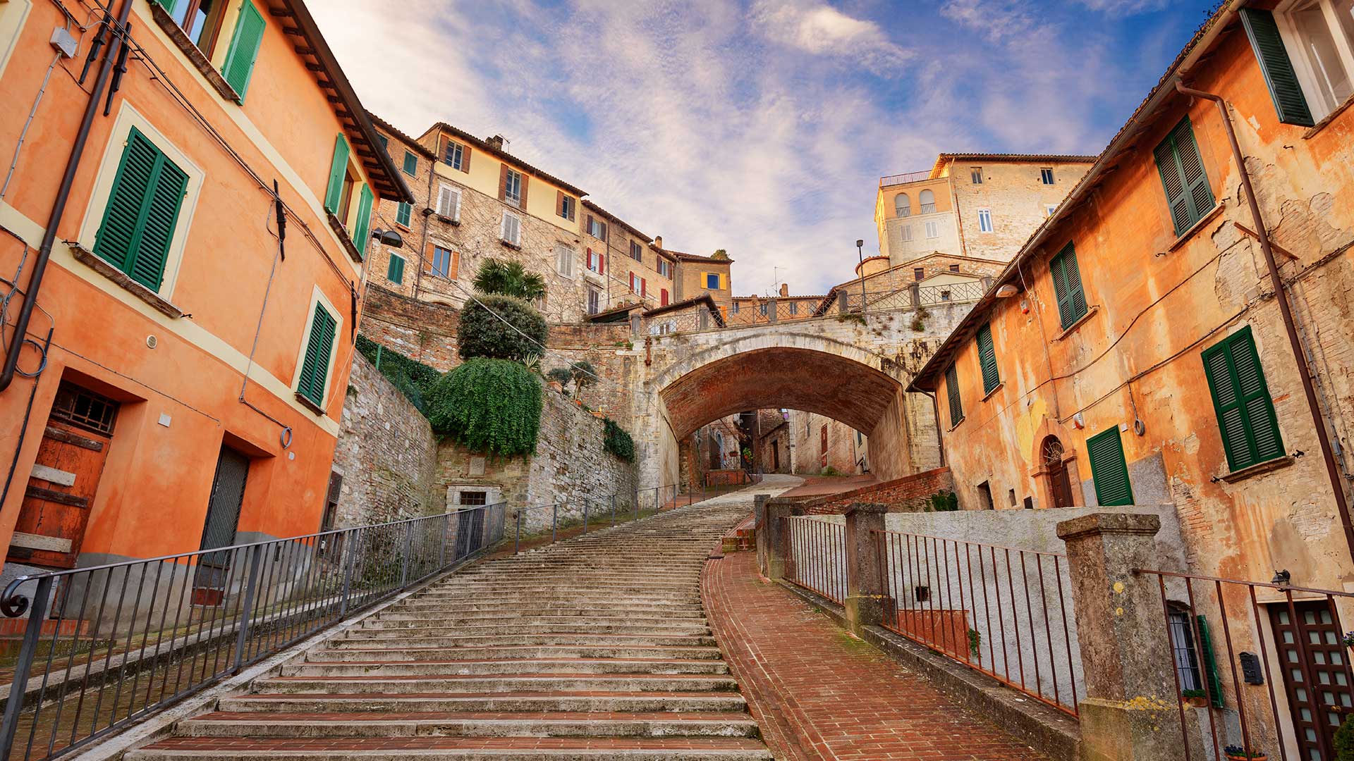 The medieval aqueduct street in Perugia in the morning?400x200;crop