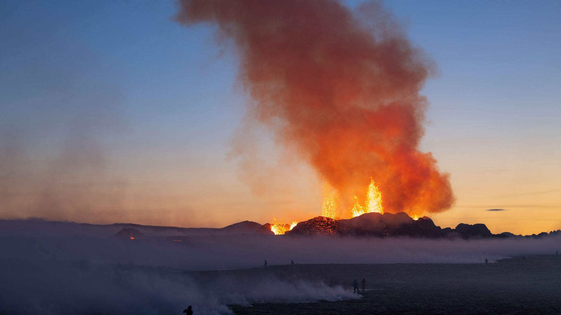 reykjanes eruption 2023 sunset lava and smoke ©Yiqun Zheng