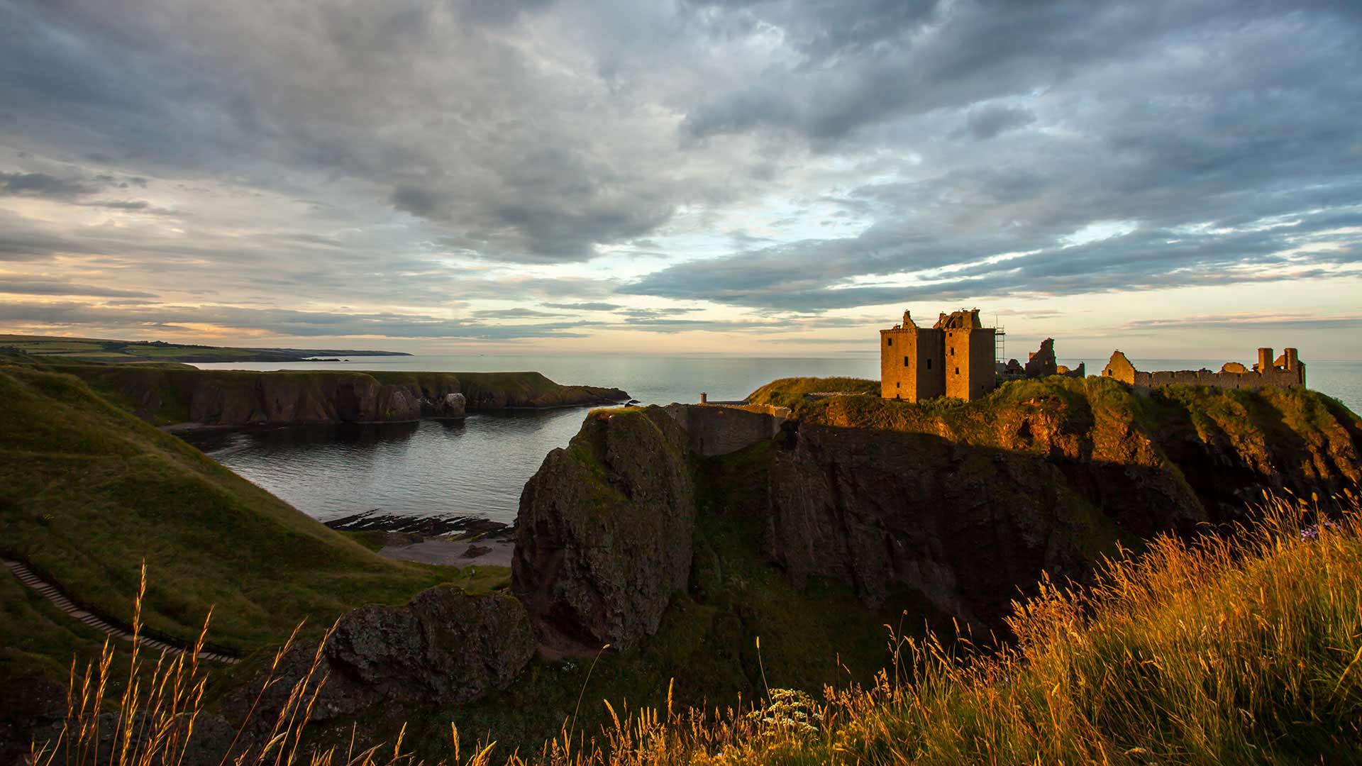 dunnottar castle at dusk