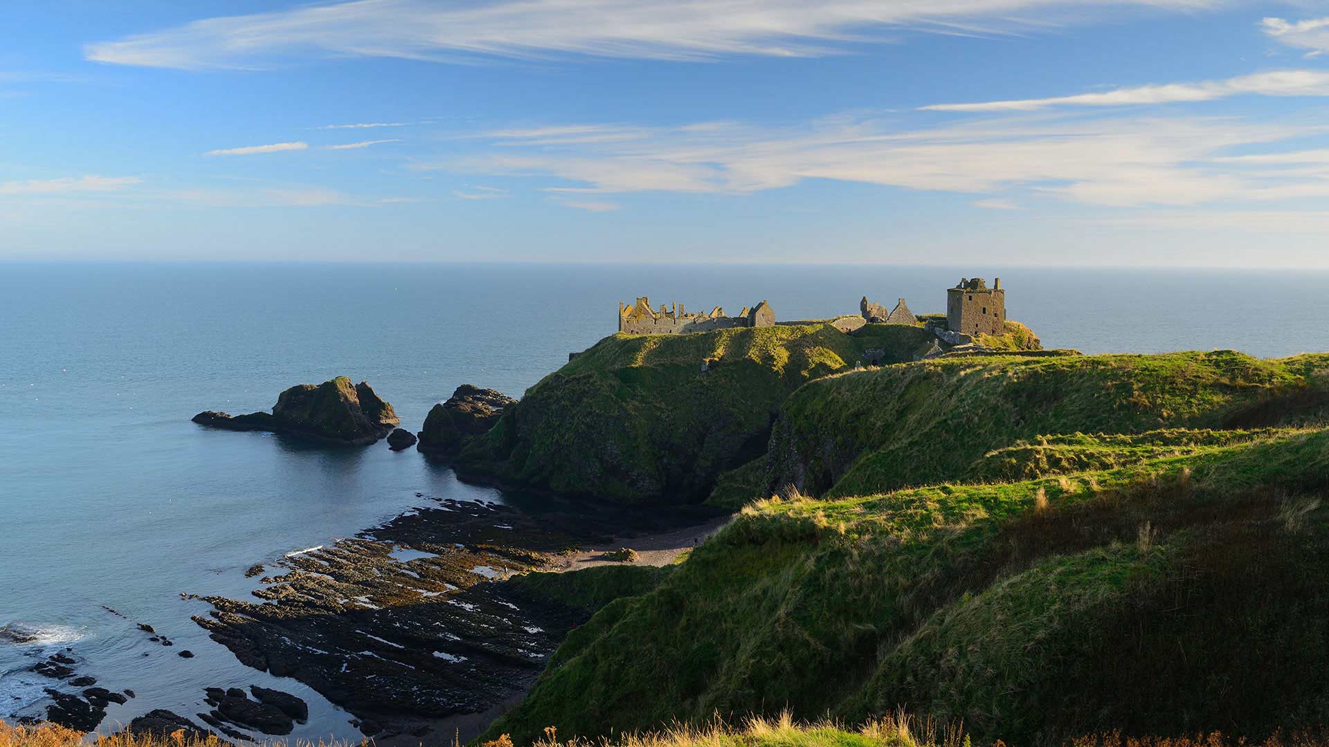 dunnottar castle by the sea