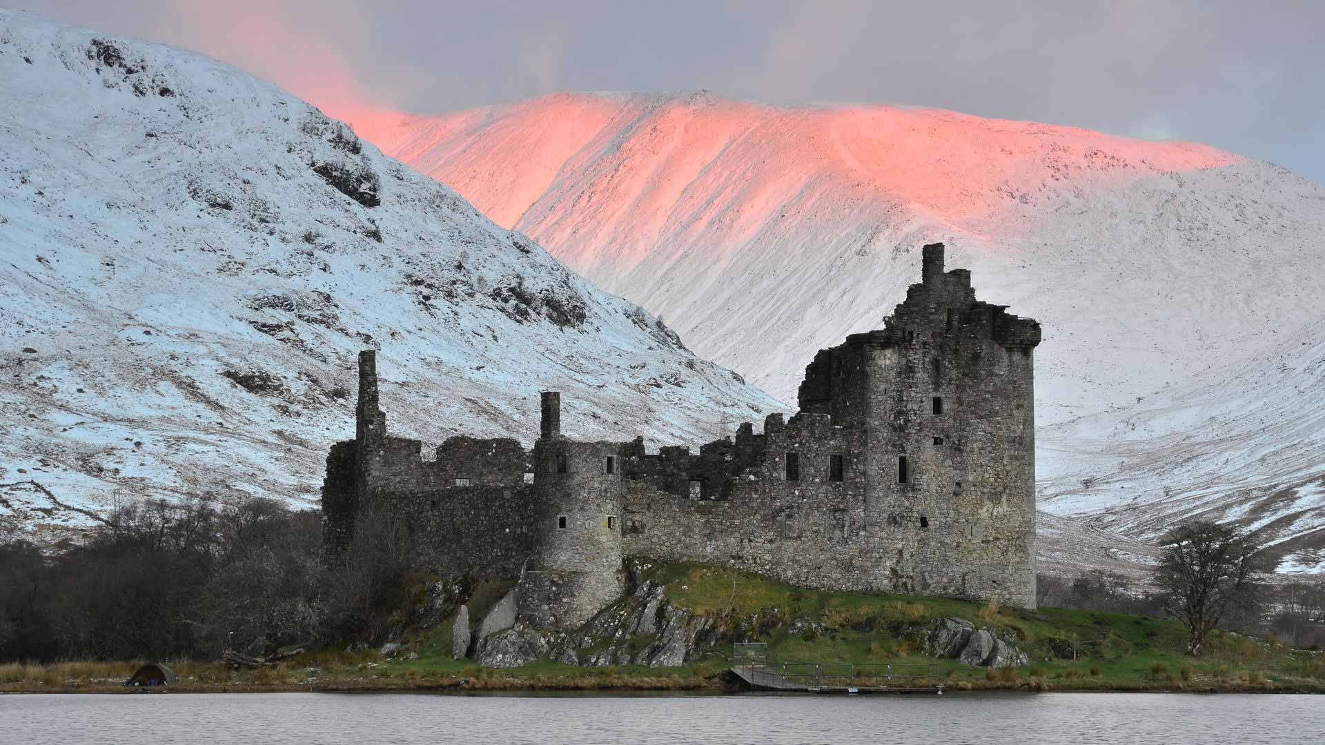 sunset over kilchurn castle