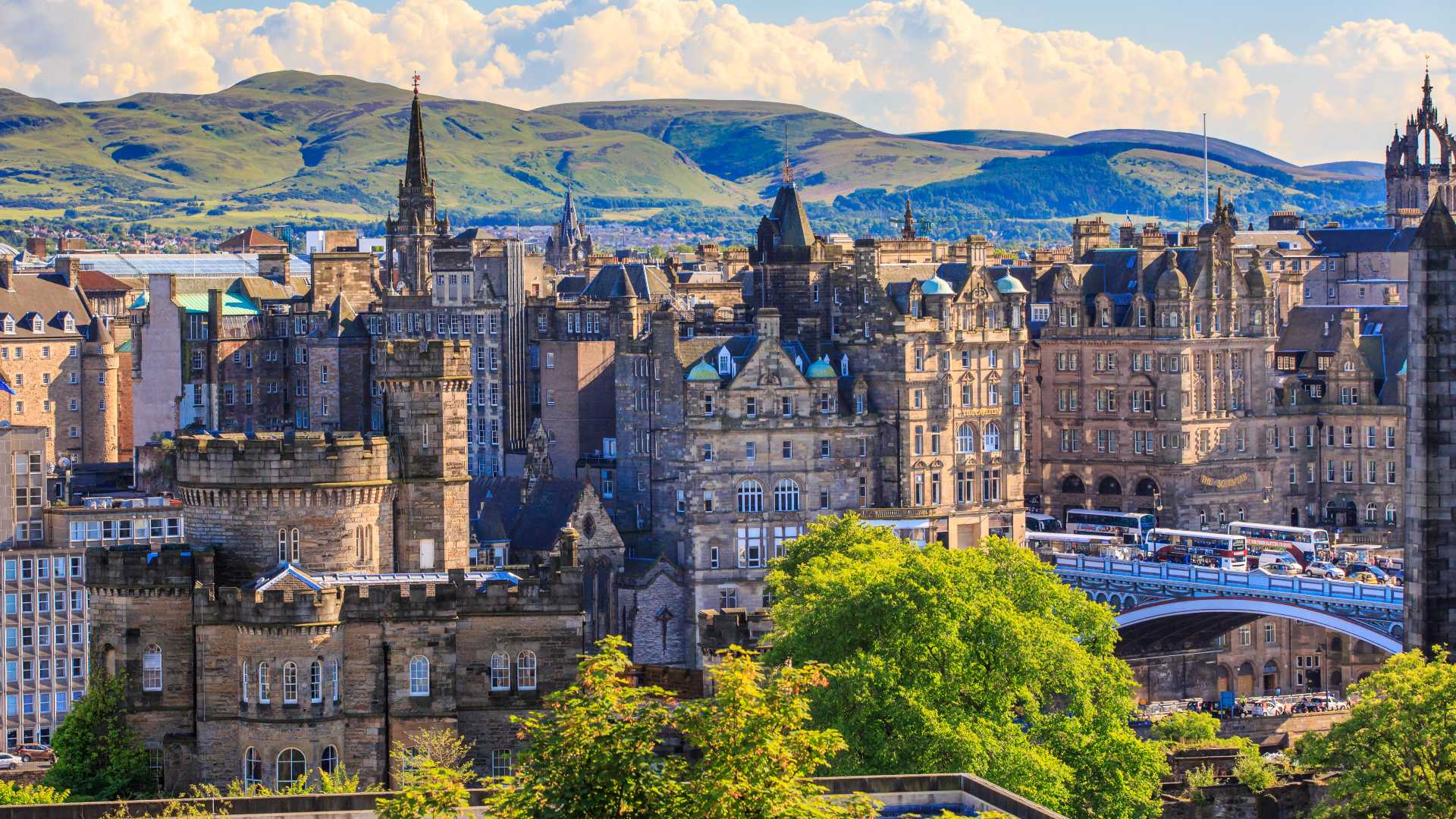 Edinburgh Old Town with the green, rolling Pentland hills behind